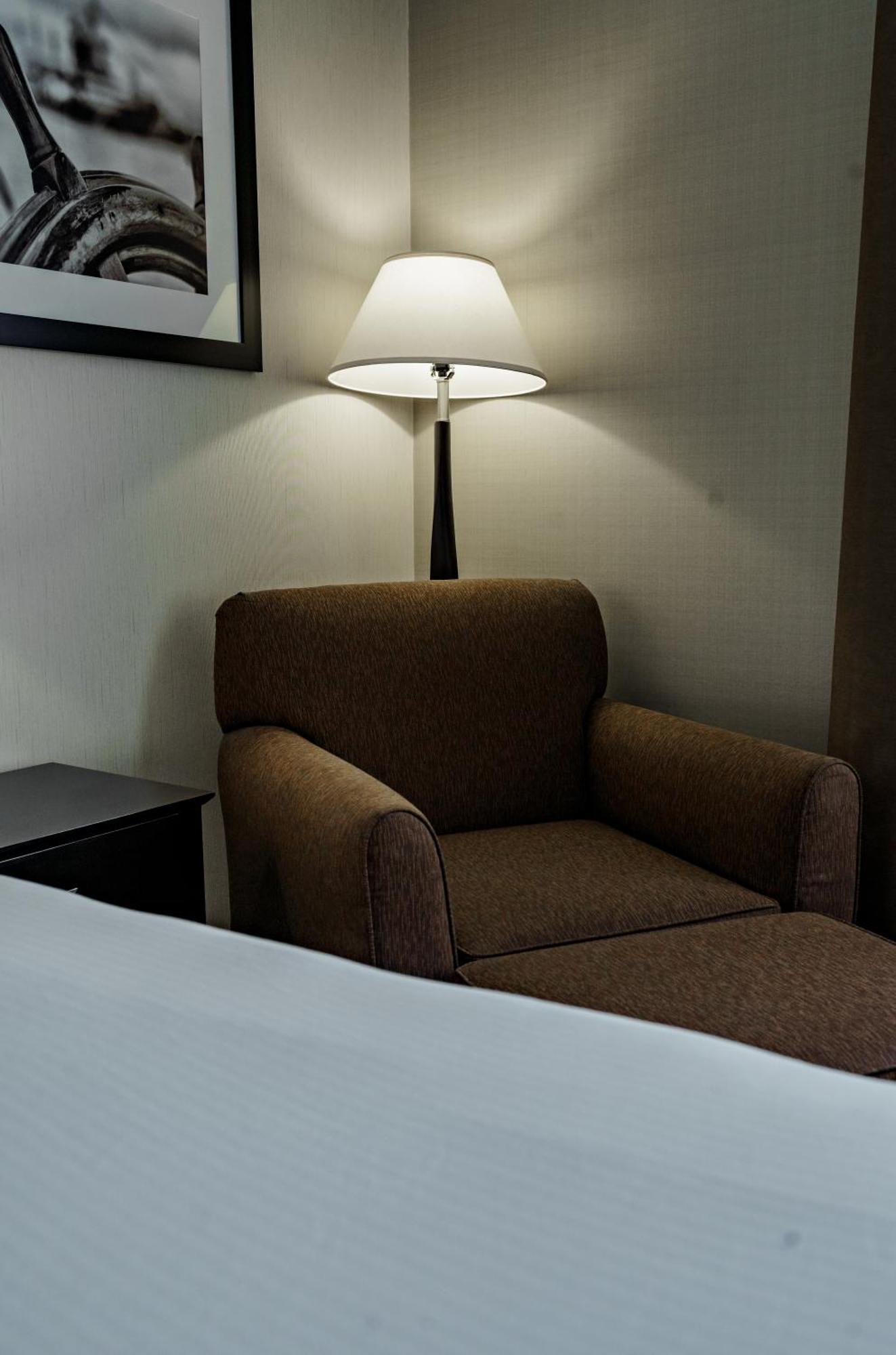 לדוק Radisson Hotel Edmonton Airport מראה חיצוני תמונה