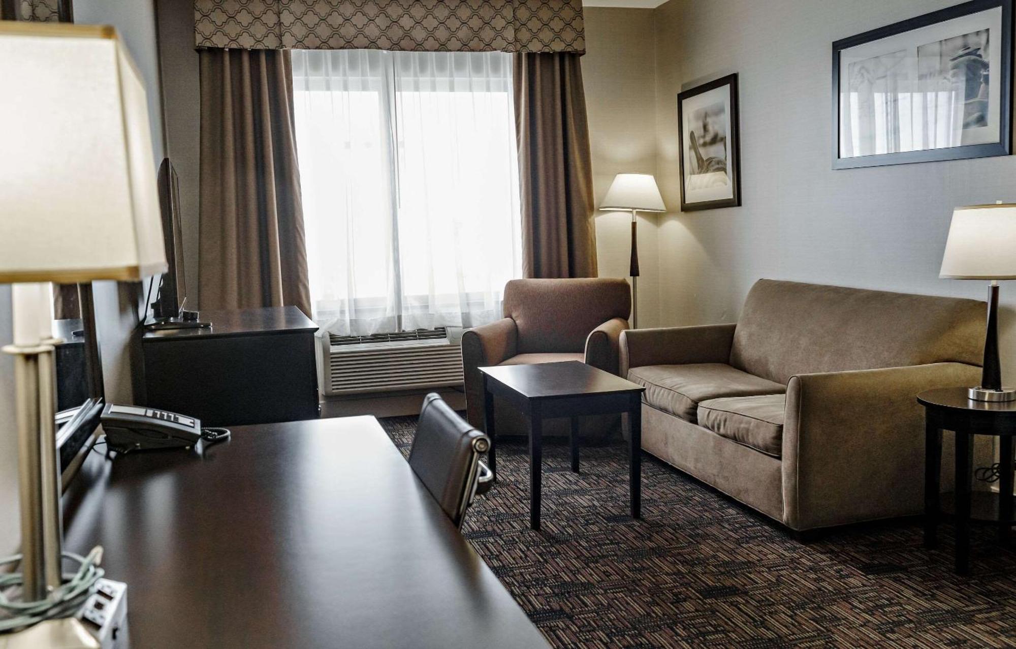 לדוק Radisson Hotel Edmonton Airport מראה חיצוני תמונה