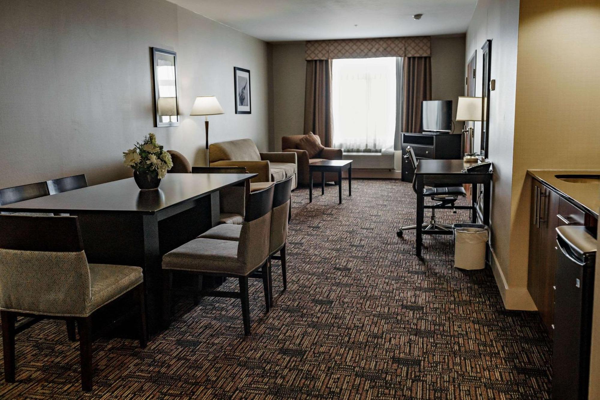 לדוק Radisson Hotel Edmonton Airport מראה חיצוני תמונה