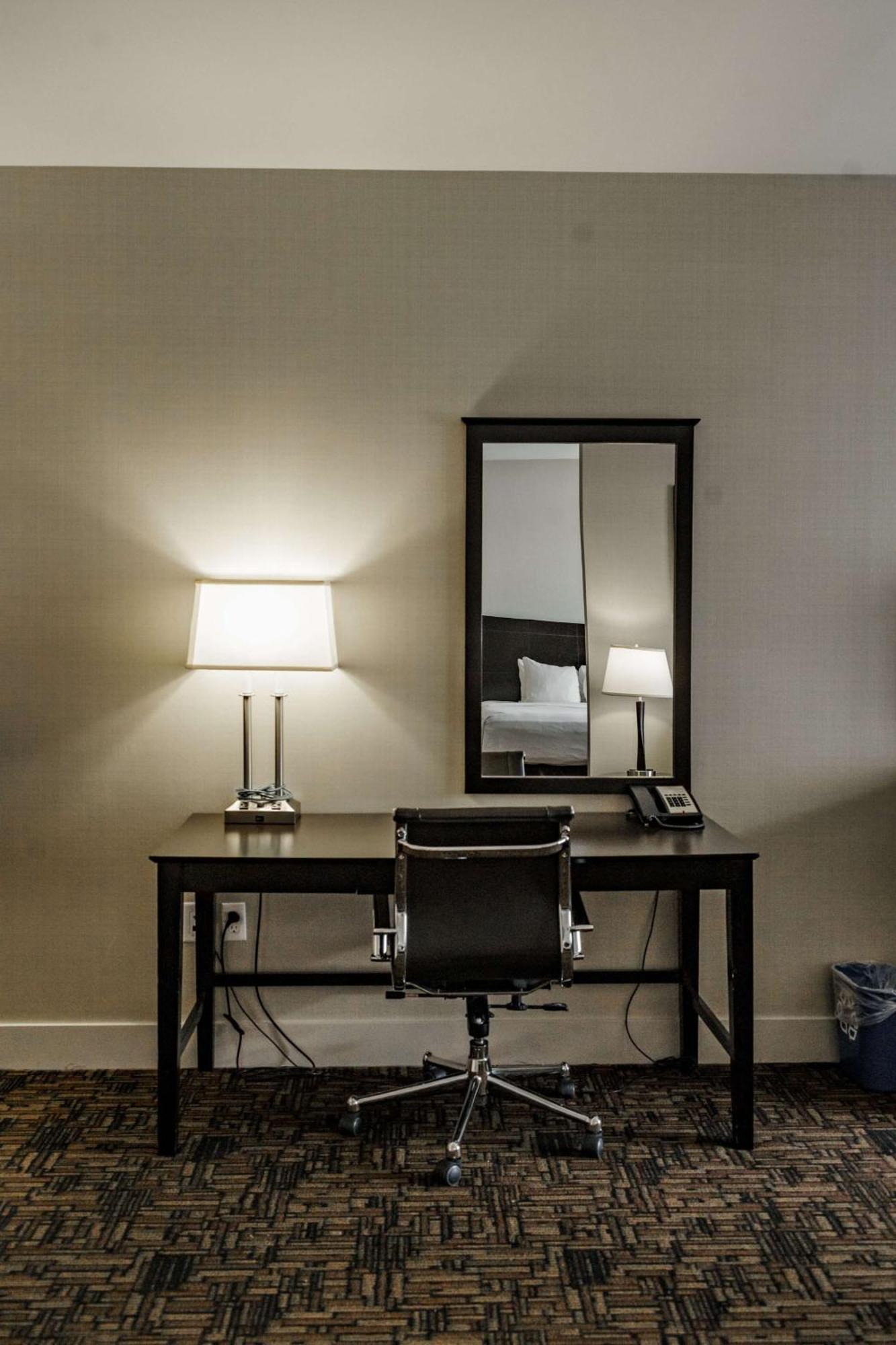 לדוק Radisson Hotel Edmonton Airport מראה חיצוני תמונה